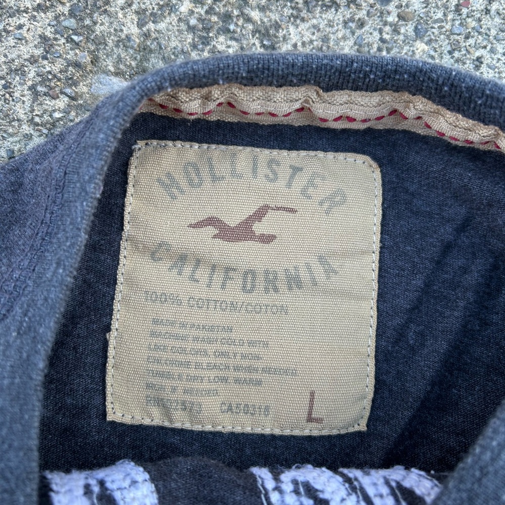 Vintage Y2K Hollister T-Shirt - Picture 3 of 4
